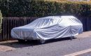 Autoabdeckungen als heldenhafte Parkhelfer
